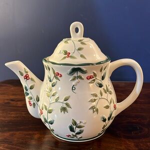 Winterberry Sculpted Teapot